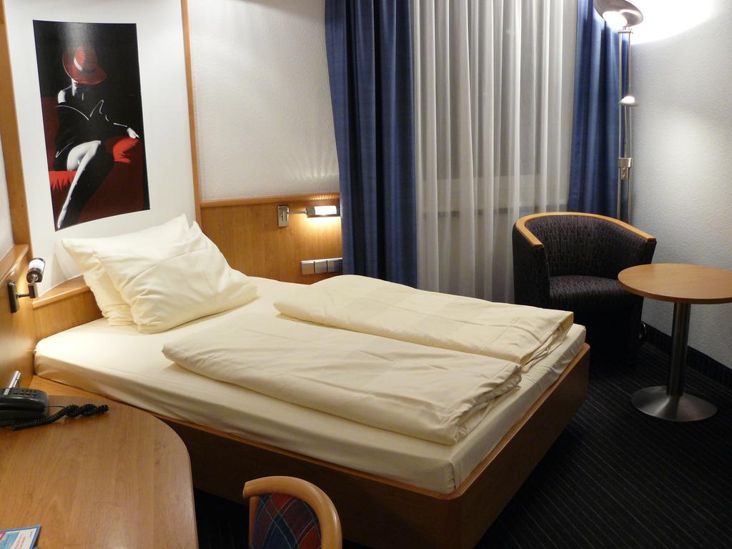 Standard Queen Room